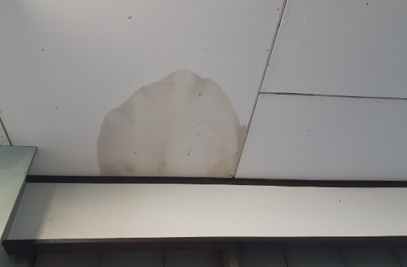 雨漏りが発生している