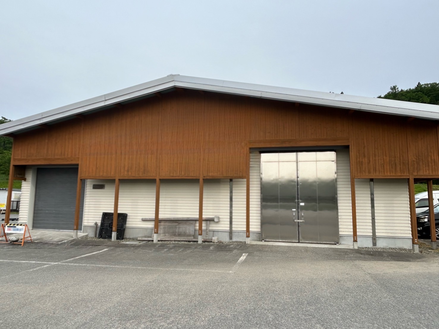 飯豊町で倉庫外壁木部塗装工事を行いました。
