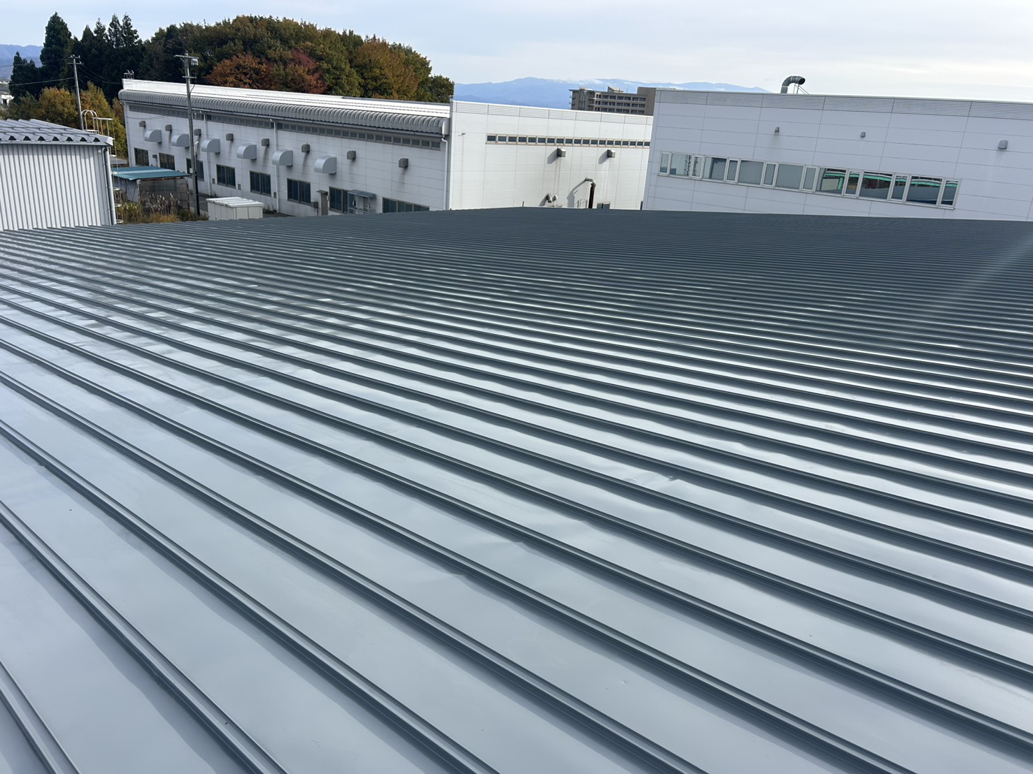 山形県長井市でF工場の屋根塗装・遮熱塗装を行いました。