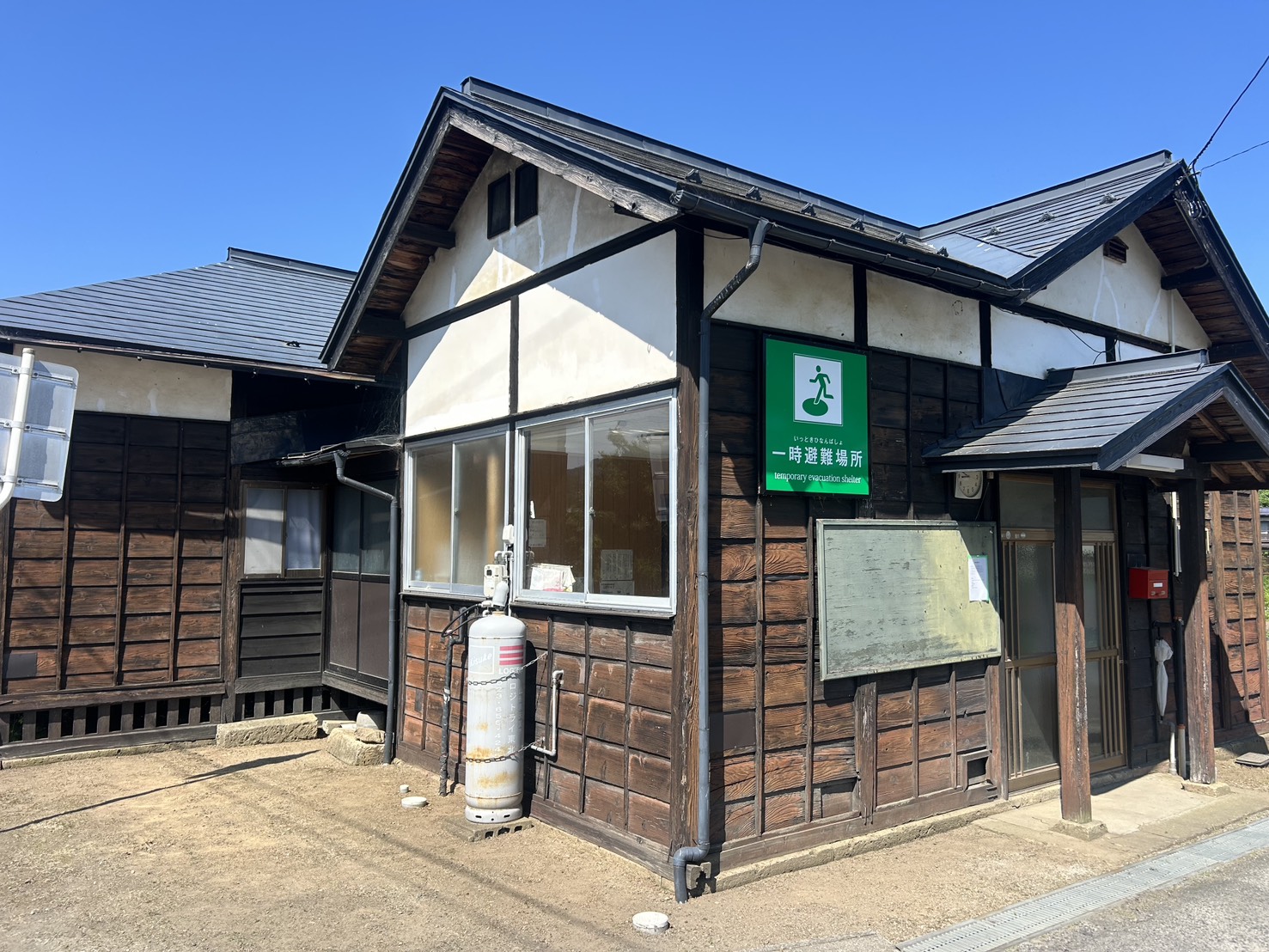 山形県白鷹町で公民館屋根・外壁木部塗装工事を行いました。